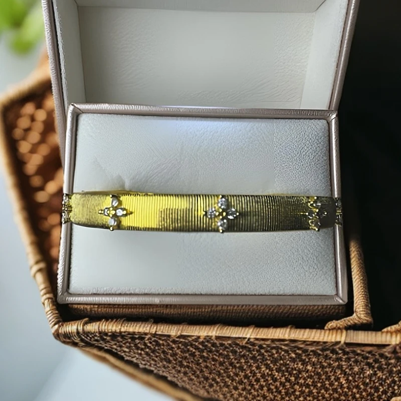 手镯 ［爱语饰界］轻奢拉丝四叶花手镯A67