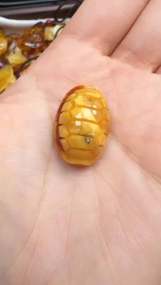 未镶嵌琥珀裸石如图