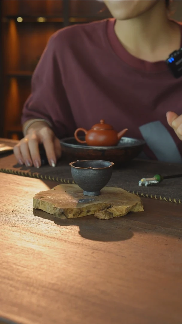 包铜花口黑杯...