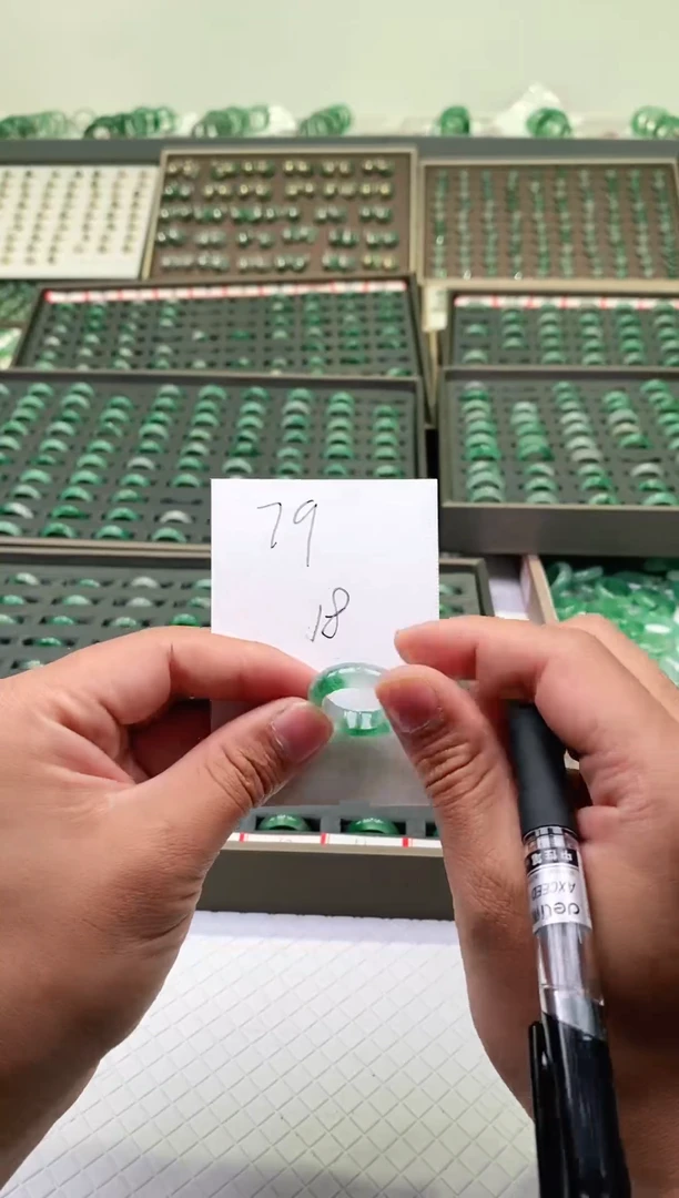 未镶嵌石英质玉（非洲翠）戒圈微瑕戒圈18