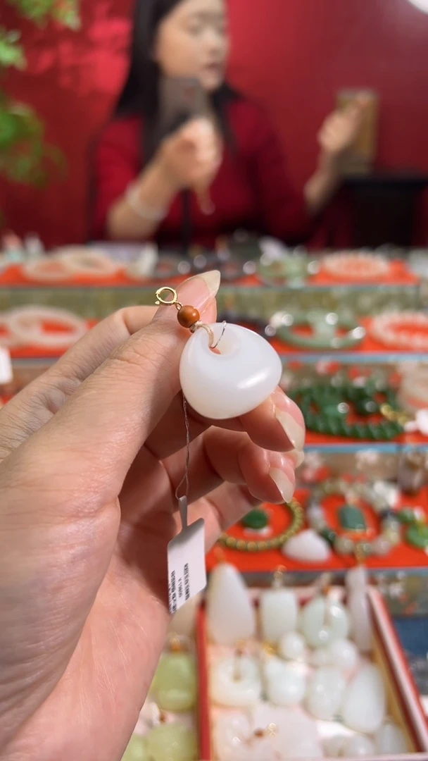 颈饰18K金镶嵌和田玉不***贝俄芭莎白玉福袋