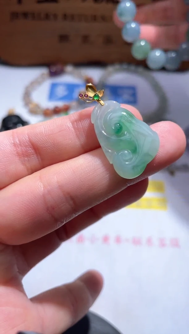 翡翠18K金镶嵌颈饰22.......