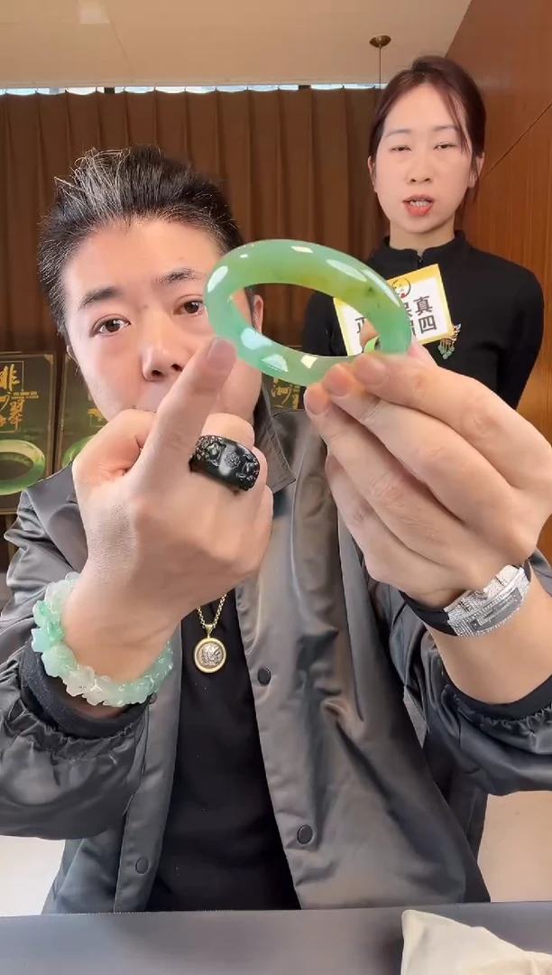 【闪购商品】石英质玉手镯未镶嵌非洲翠