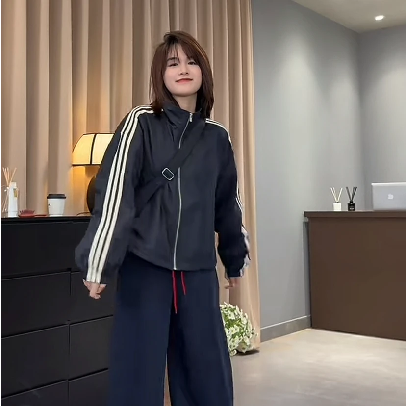 2025秋季设计感三条杠立领短款冲锋衣外套女装休闲显瘦夹克上衣