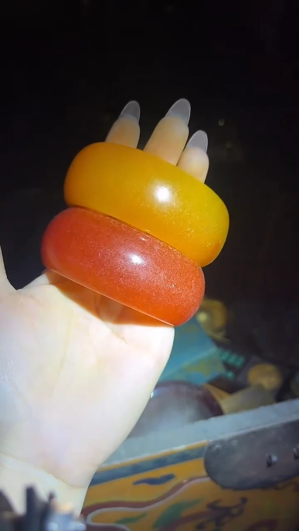 和田玉手镯未镶嵌手镯.1只.其中一只给.扁