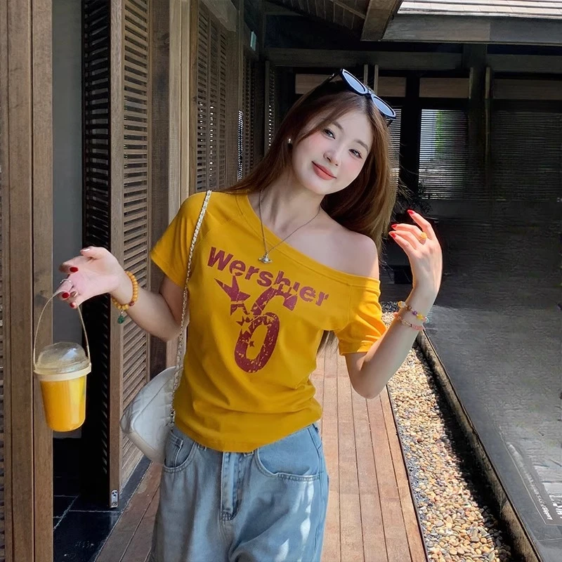 黄色斜肩短袖T恤洋气女2025爆款美式印花设计感修身显瘦露肩上衣