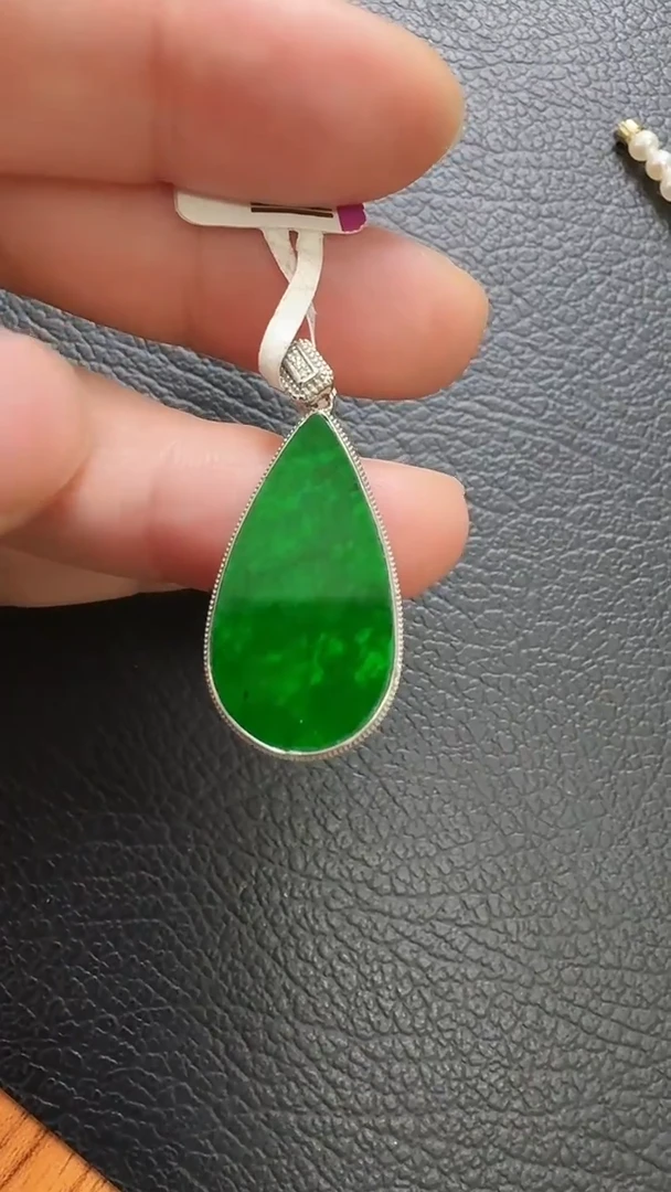 颈饰18K金镶嵌翡翠周****馆荣倩