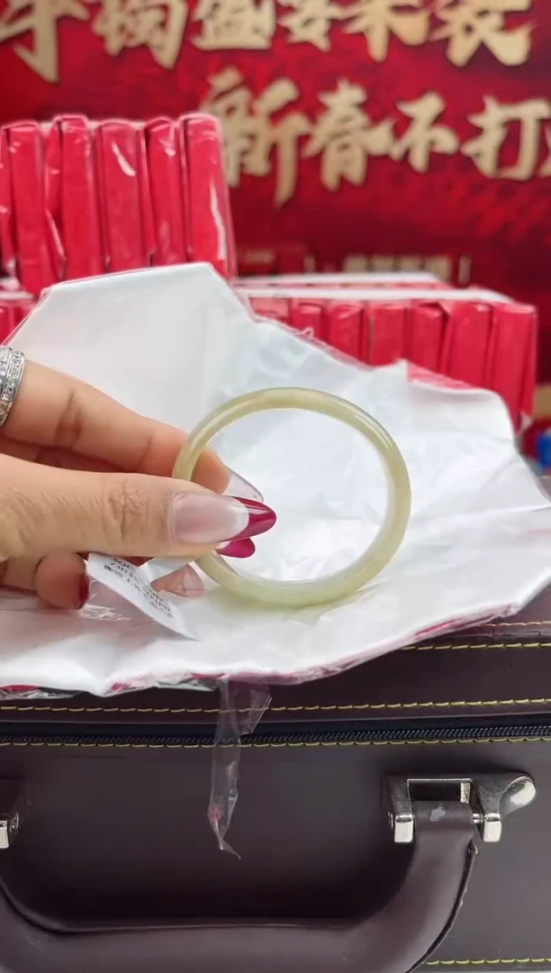 【闪购商品】翡翠手镯（贵妃镯）未镶嵌1翡翠手镯（微瑕）