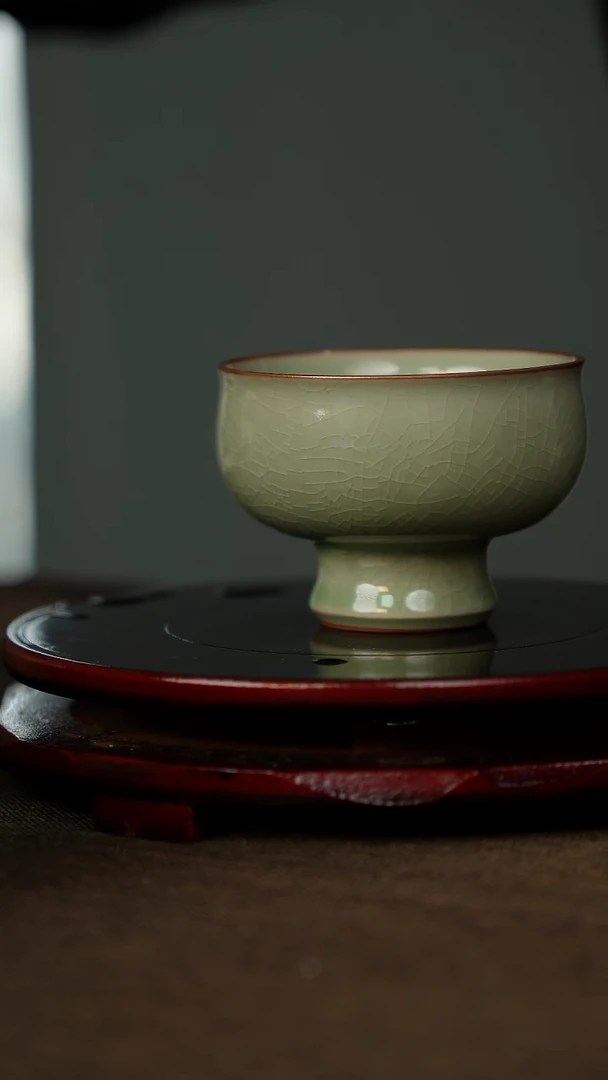 樊卫星 高足主人杯 豆绿 带底款