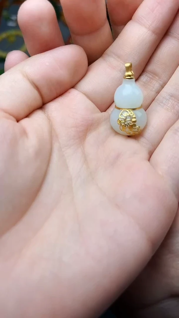 颈饰18K金镶嵌和田玉葫芦 06