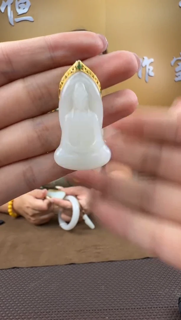 颈饰18K金镶嵌和田玉挂件