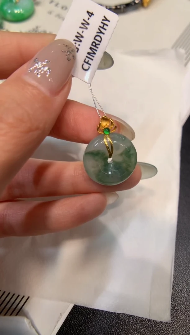 颈饰18K金镶嵌翡翠平安扣