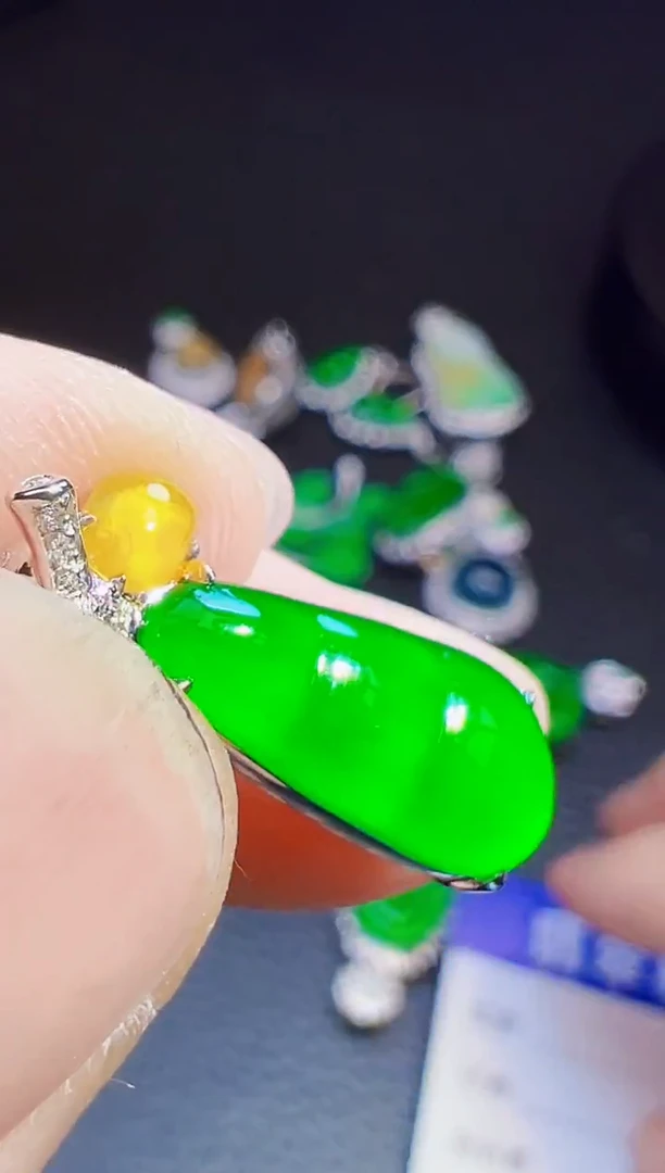 颈饰18K金镶嵌翡翠系**弦翡翠