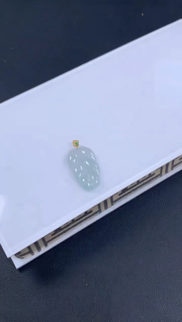 颈饰18K金镶嵌翡翠翡翠