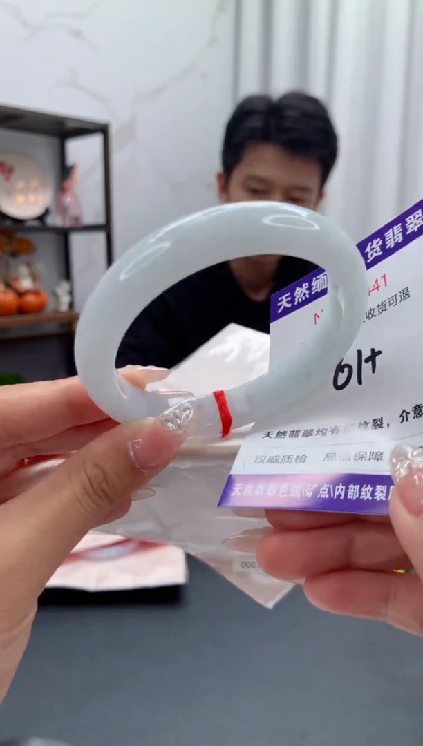 未镶嵌手镯翡翠有纹，完美者勿拍