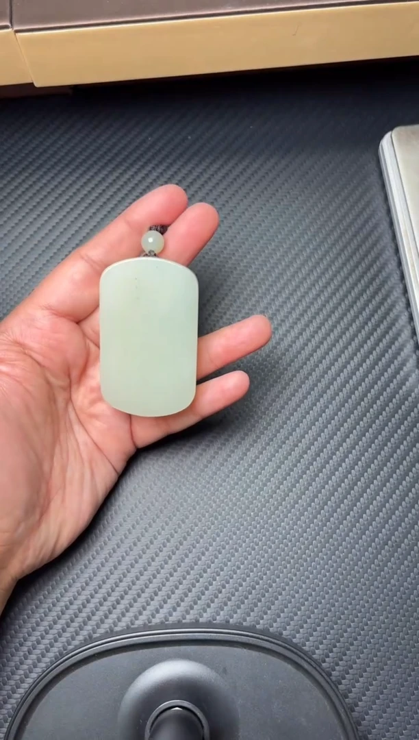 吊坠(赠链)未镶嵌和田玉且末微色差近2矿吊坠m/9折