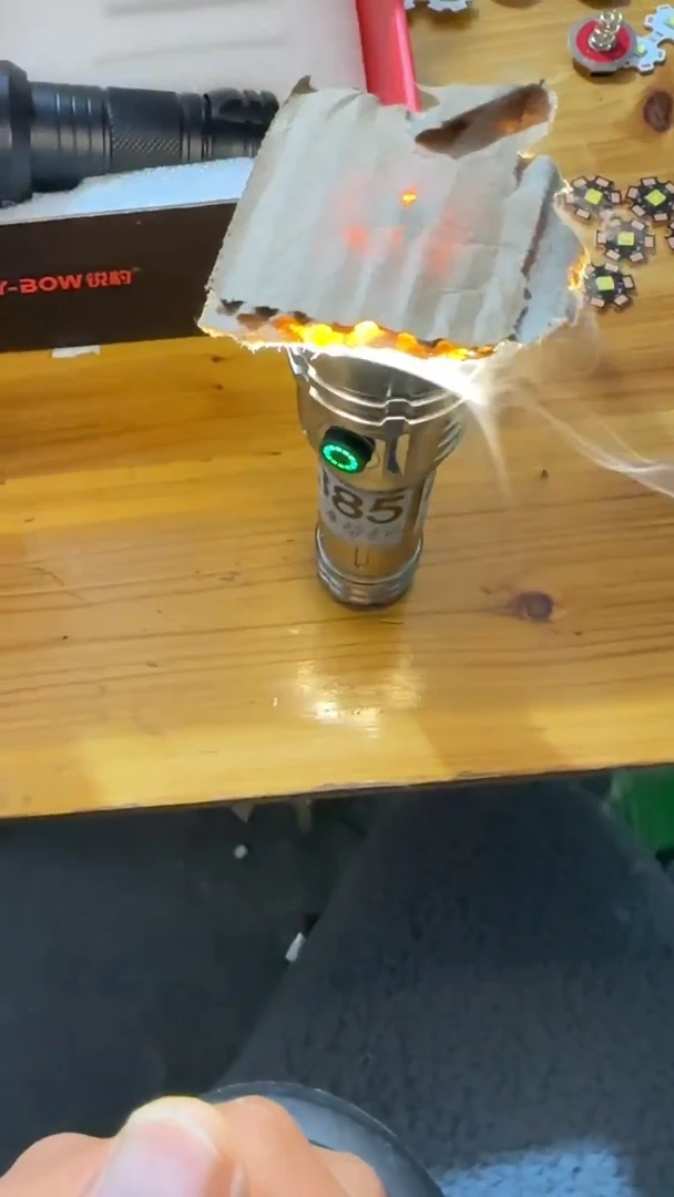 A385定焦V9手电带电池21700