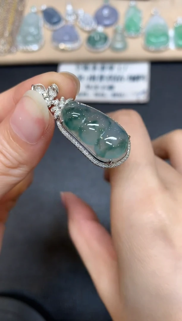 【闪购商品】翡翠颈饰18K金镶嵌福豆【无服务费