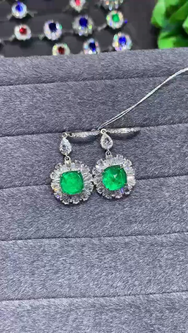 18K金镶嵌耳饰祖母绿6.14CT