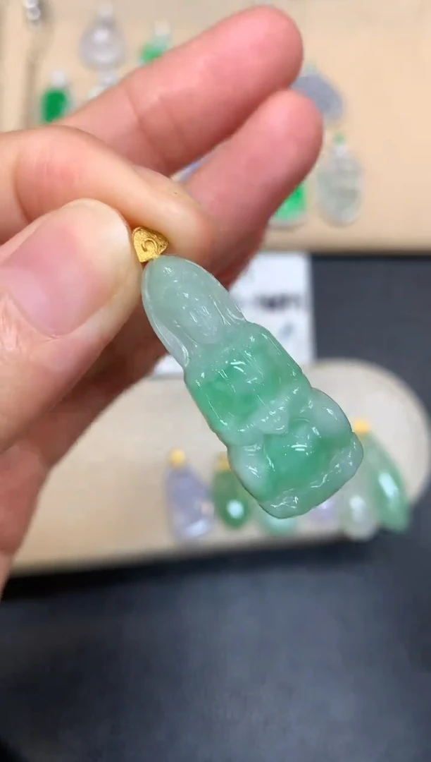 颈饰18K金镶嵌翡翠观音【无服务费