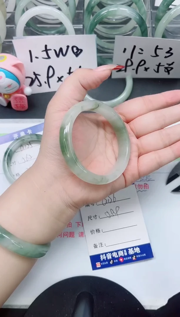 【闪购商品】石英质玉手镯未镶嵌a126