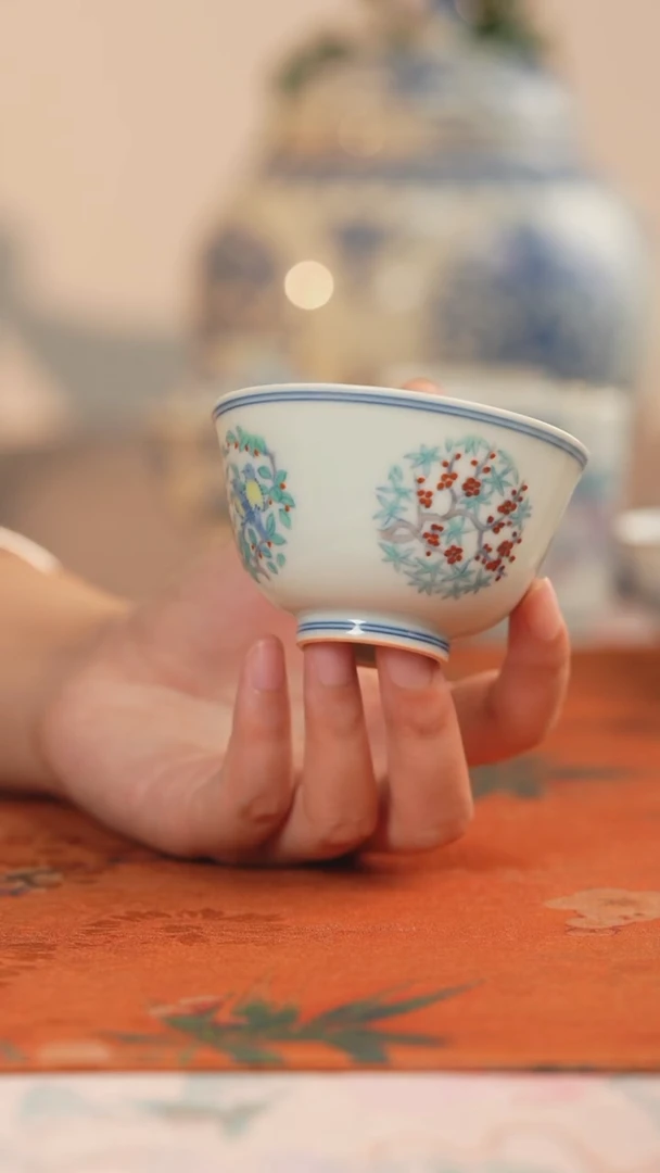源明清忆斗彩团花鸟主人杯