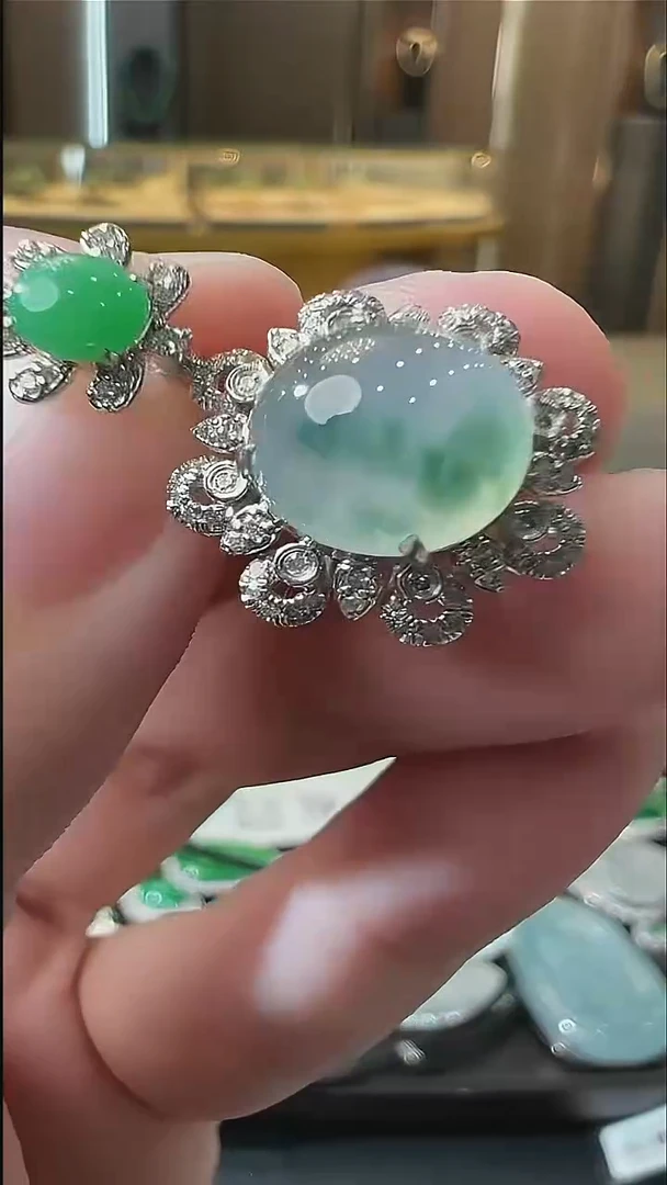 颈饰18K金镶嵌翡翠天然A货翡翠