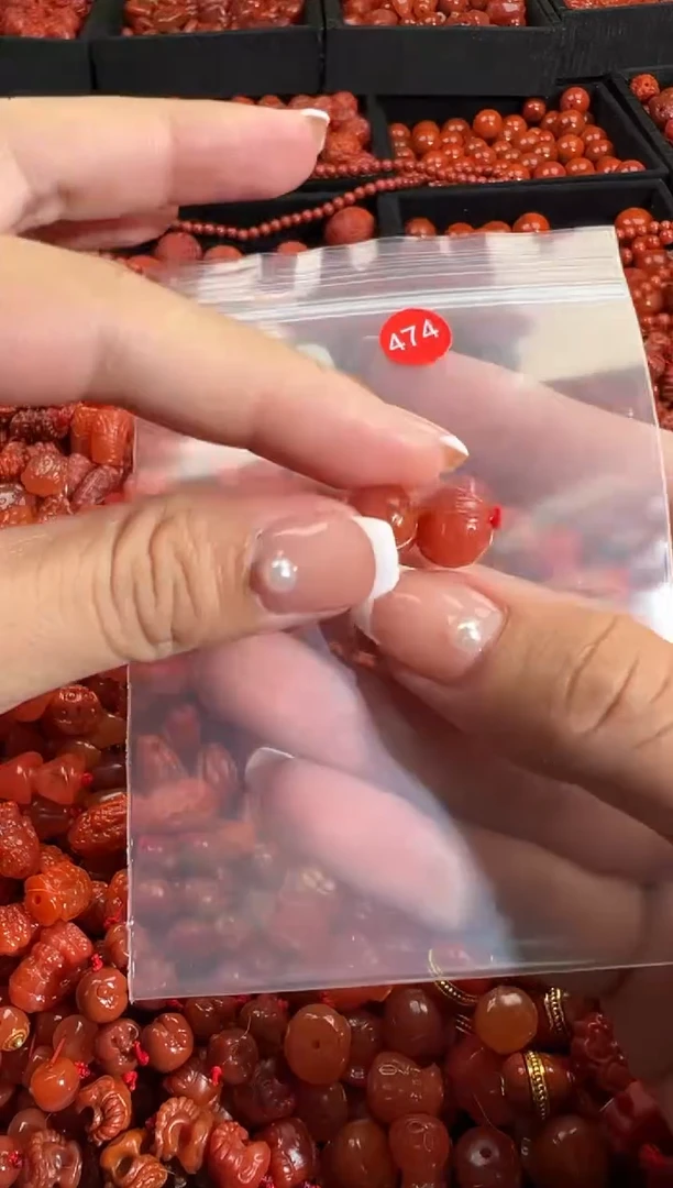 南红玛瑙未镶嵌颈饰1