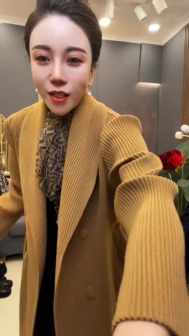 聚酯纤维（涤纶）驼色大衣