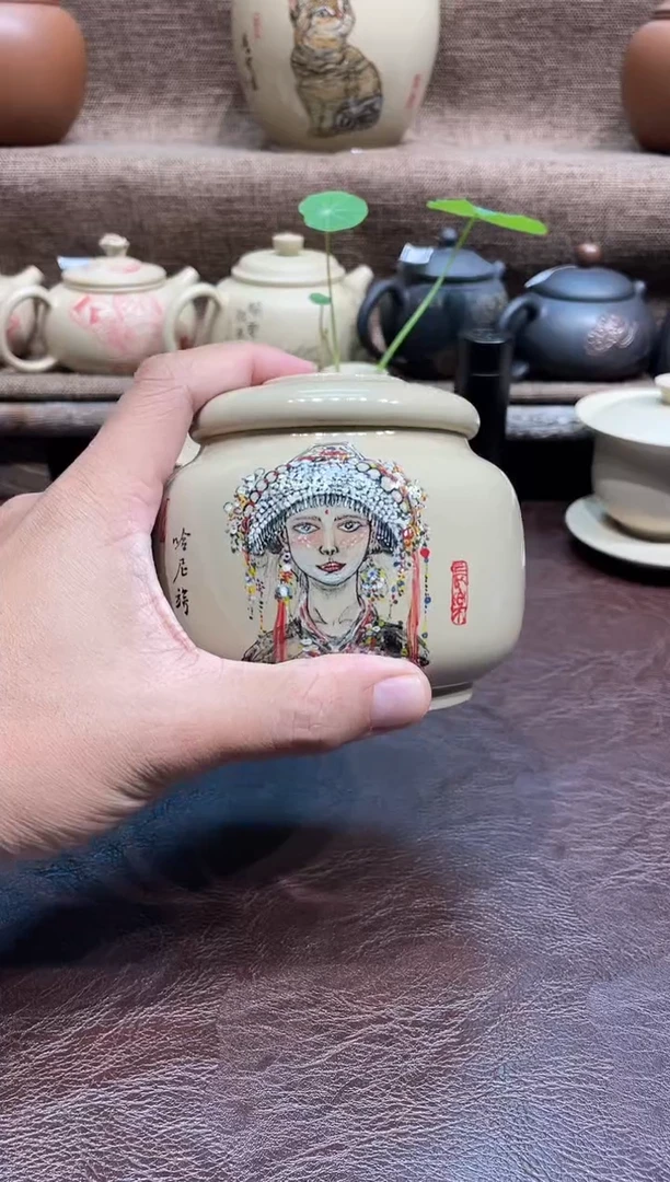 泥塑王宇清釉小茶叶罐哈尼族女生