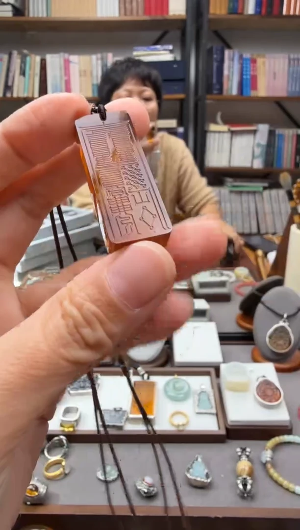 琥珀颈饰未镶嵌成功品