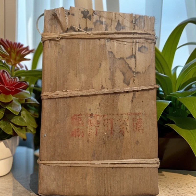 2000年某益外销款勐海原料熟茶条纹砖250克