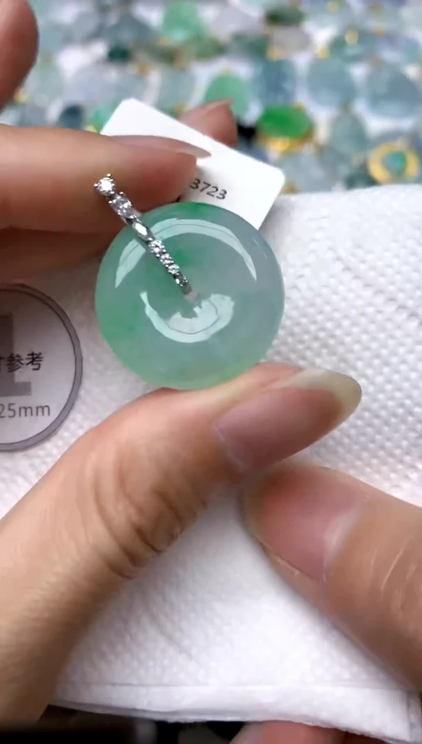 颈饰18K金镶嵌翡翠天然A货翡翠