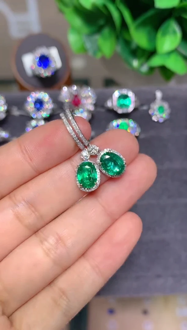 18K金镶嵌耳坠祖母绿2.8CT