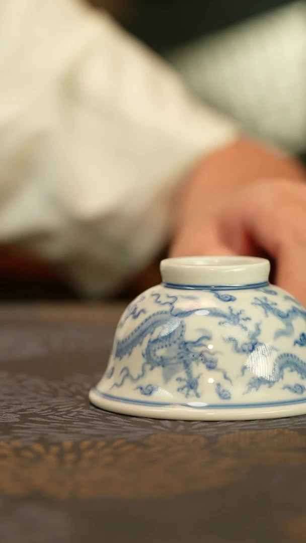 微瑕仿明青花双龙纹压手杯