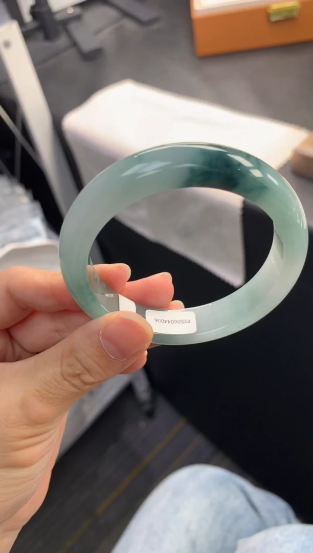 翡翠手镯未镶嵌 退货需挂牌完好