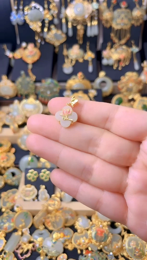 颈饰银S925镀金镶嵌和田玉蝶恋花荷花四叶草吊坠