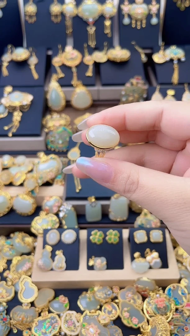 颈饰银S925镀金镶嵌和田玉鸽子蛋面戒指