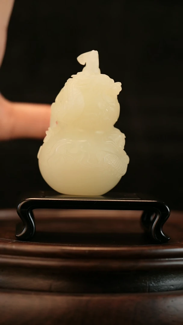 云南石竹叶青雕刻：龙缠福禄