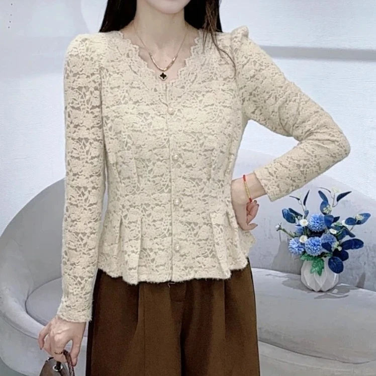 2025法式独特V领花边镂空蕾丝小衫新款女款秋季时尚洋气减龄长袖