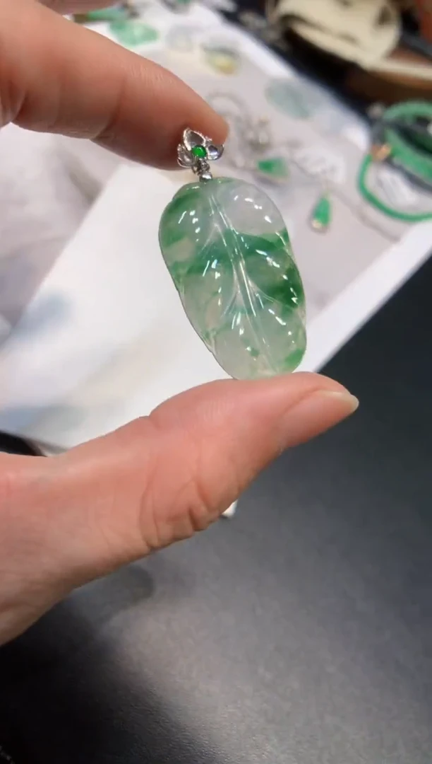 颈饰18K金镶嵌翡翠叶子