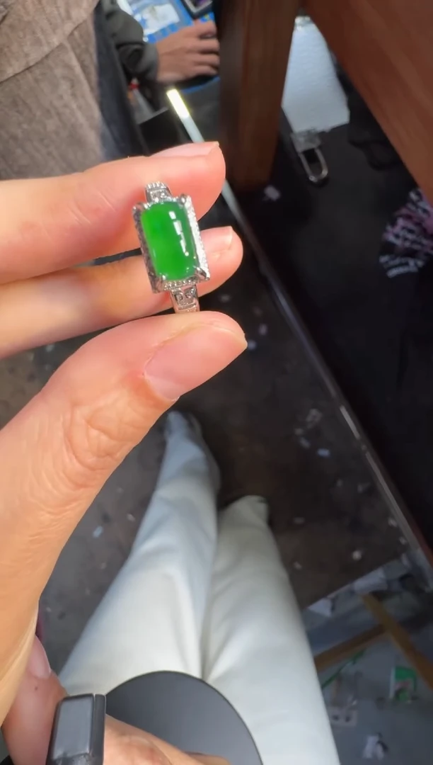 未镶嵌定制翡翠翡翠A货有轻微色差属于正常现象，戒指多样性发货1