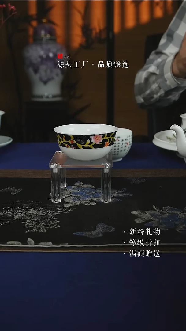 手绘款折枝莲黑底满花玉泥鸡缸杯80CC