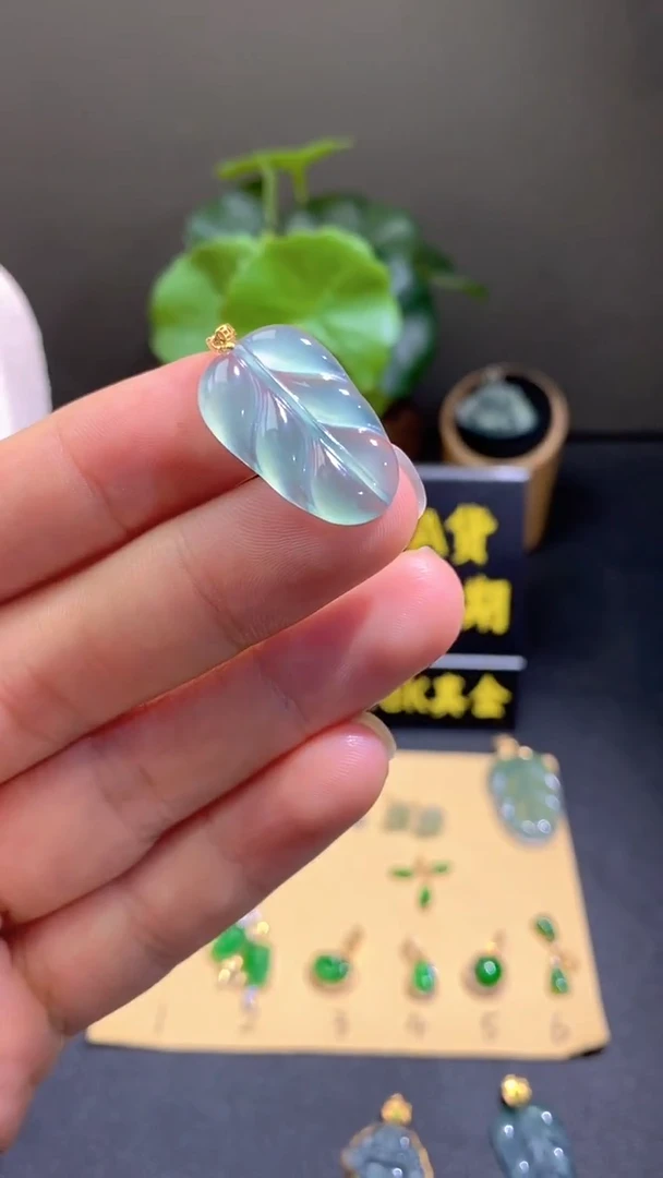 颈饰18K金镶嵌翡翠翡翠A货