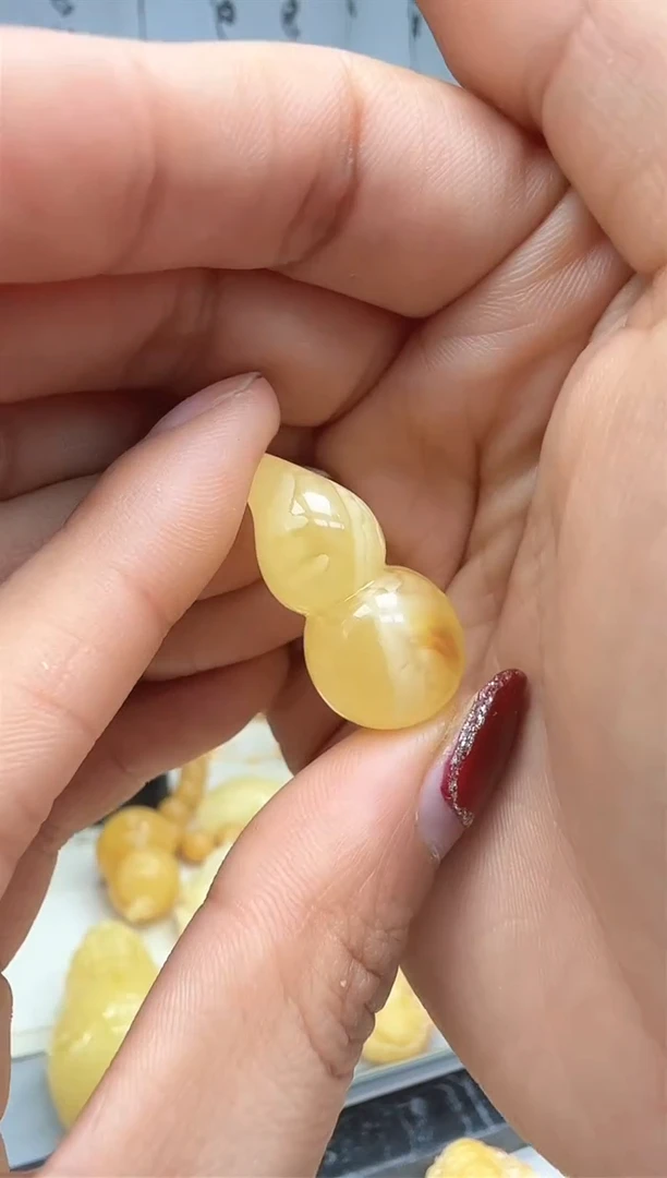 【闪购商品】琥珀裸石未镶嵌葫芦