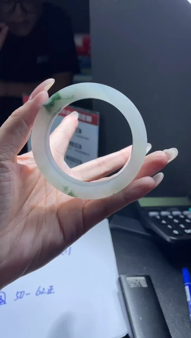 定制翡翠手镯未镶嵌上****屋DDJ43291