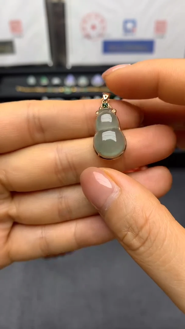 颈饰18K金镶嵌翡翠葫芦吊坠