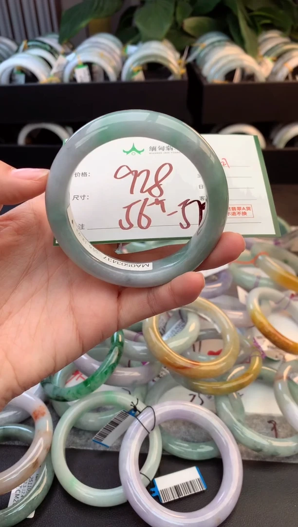 未镶嵌定制翡翠毛货需精细抛光+多人