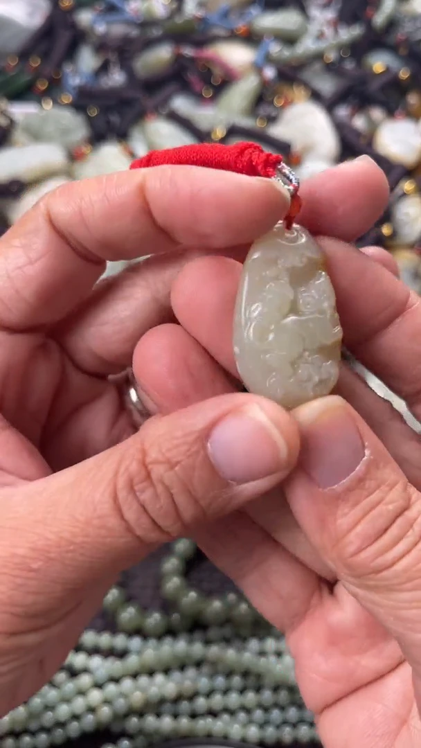 【闪购商品】和田玉颈饰未镶嵌多样性发货没有证书，拍一发一.有瑕
