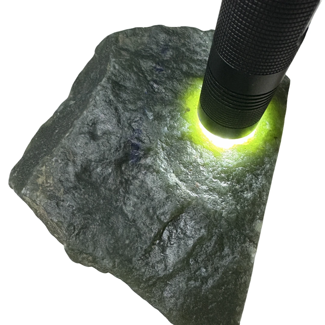 昆仑玉青海料原石重859克菠菜绿肉质细腻长宽约10厘米可出手镯